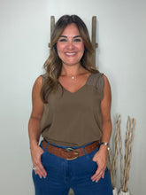 Cargar imagen en el visor de la galería, Stitch Detail V-neck Sleeveless Top
