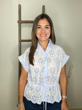 Cargar imagen en el visor de la galería, Floral Detail Keyhole Button Shirt
