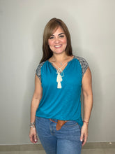 Cargar imagen en el visor de la galería, Shortsleeve with Contrast Back &amp; Sleeve
