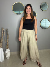 Cargar imagen en el visor de la galería, Barrel Leg Pull Pants
