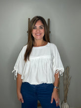 Cargar imagen en el visor de la galería, Solid short sleeve woven top
