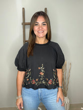 Cargar imagen en el visor de la galería, Flower detail embroidered top
