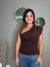 Cargar imagen en el visor de la galería, Yamile One Shoulder Pleated Top
