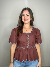 Cargar imagen en el visor de la galería, Solid short sleeve ruffle hem top
