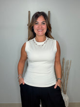 Cargar imagen en el visor de la galería, Sleeveless mock neck top
