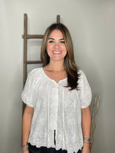 Cargar imagen en el visor de la galería, SOLID EMBROIDERED SHORT SLEEVE TOP
