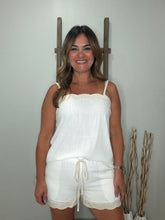 Cargar imagen en el visor de la galería, Scallop Trim Linen Shorts
