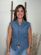 Cargar imagen en el visor de la galería, Sleeveless Denim Button-Up Top
