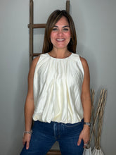 Cargar imagen en el visor de la galería, Sleeveless Pleated Bubble Blouse
