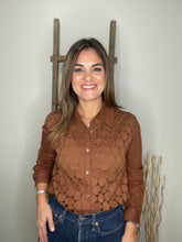 Cargar imagen en el visor de la galería, Lace Button Down Top
