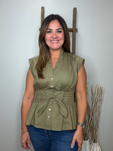 Cargar imagen en el visor de la galería, Solid V-neck sleeveless blouse
