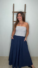 Cargar imagen en el visor de la galería, Striped Strapless Flowy Midi Dress
