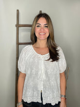 Cargar imagen en el visor de la galería, SOLID EMBROIDERED SHORT SLEEVE TOP
