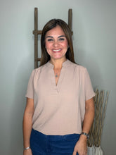 Cargar imagen en el visor de la galería, Solid v-neck placket top
