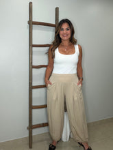 Cargar imagen en el visor de la galería, Solid pant pleated front detail
