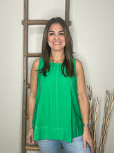 Cargar imagen en el visor de la galería, Solid sleeveless pullover top
