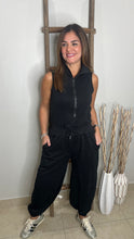 Cargar imagen en el visor de la galería, Solid zip up collared sleeveless jogger
