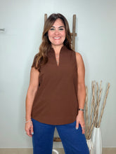 Cargar imagen en el visor de la galería, Solid V-neck sleeveless top
