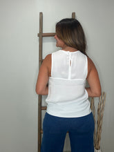Cargar imagen en el visor de la galería, Relaxed Sleeveless Back Keyhole Top
