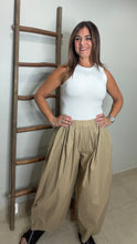 Cargar imagen en el visor de la galería, Cocoon Silhouette Maxi Pants With Contrast Waist
