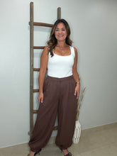 Cargar imagen en el visor de la galería, Solid pants front pleat detail
