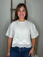 Cargar imagen en el visor de la galería, Short Sleeve Crop Top With Lace Trim Hem
