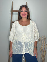 Cargar imagen en el visor de la galería, Floral Lace Cover-Up
