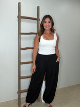 Cargar imagen en el visor de la galería, Solid pant pleated front detail
