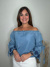 Cargar imagen en el visor de la galería, Embroidered Eyelet Blouse
