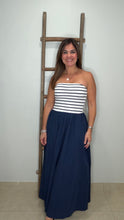 Cargar imagen en el visor de la galería, Striped Strapless Flowy Midi Dress
