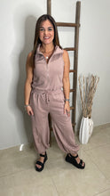Cargar imagen en el visor de la galería, Solid zip up sleeveless jogger jumpsuit
