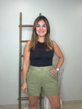 Cargar imagen en el visor de la galería, Linen high-waisted shorts
