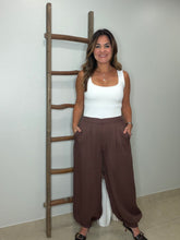 Cargar imagen en el visor de la galería, Solid pants front pleat detail
