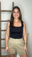 Cargar imagen en el visor de la galería, Pleated Solid Shorts - Coco
