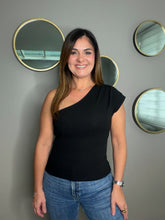 Cargar imagen en el visor de la galería, Yamile One Shoulder Pleated Top
