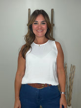 Cargar imagen en el visor de la galería, Relaxed Sleeveless Back Keyhole Top

