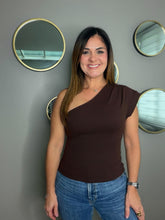 Cargar imagen en el visor de la galería, Yamile One Shoulder Pleated Top
