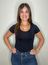 Cargar imagen en el visor de la galería, V-NECK SHORTSLEEVE TEE
