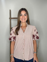 Cargar imagen en el visor de la galería, Stripe pattern button front top
