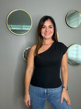 Cargar imagen en el visor de la galería, Yamile One Shoulder Pleated Top
