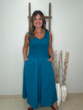 Cargar imagen en el visor de la galería, Sleeveless Neck Midi Dress
