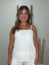 Cargar imagen en el visor de la galería, Scallop Trim Linen Tank Top
