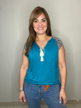 Cargar imagen en el visor de la galería, Shortsleeve with Contrast Back &amp; Sleeve
