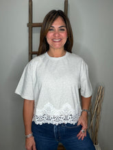 Cargar imagen en el visor de la galería, Short Sleeve Crop Top With Lace Trim Hem
