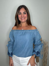 Cargar imagen en el visor de la galería, Embroidered Eyelet Blouse
