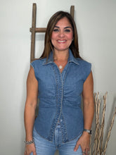 Cargar imagen en el visor de la galería, Sleeveless Denim Button-Up Top
