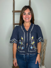 Cargar imagen en el visor de la galería, Vintage-inspired Embroidered Trim Blouse
