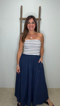 Cargar imagen en el visor de la galería, Striped Strapless Flowy Midi Dress
