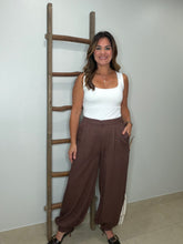 Cargar imagen en el visor de la galería, Solid pants front pleat detail
