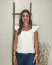 Cargar imagen en el visor de la galería, Ruffle Sleeved Linen Top
